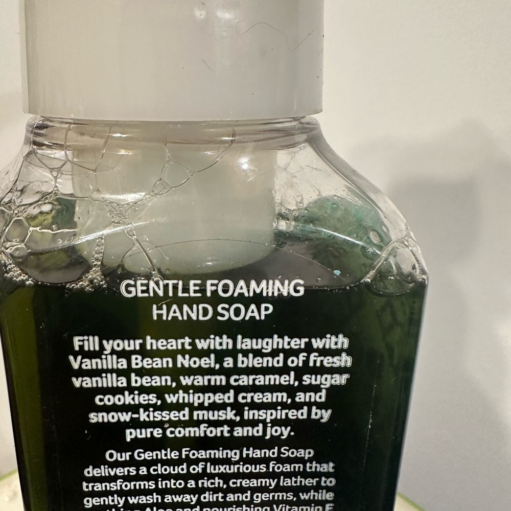 COPY - Bath and body Works Vanilla Bean Noel gentle, foaming, hand soap - Picture 2 of 3